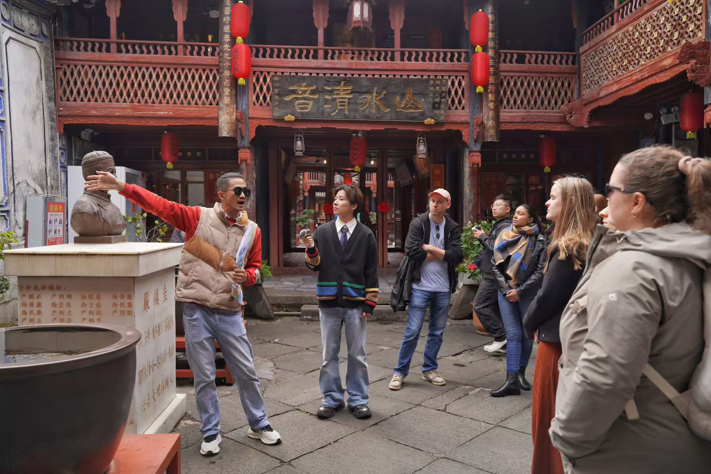 锦云接待旅客并确认第一程安排的实拍